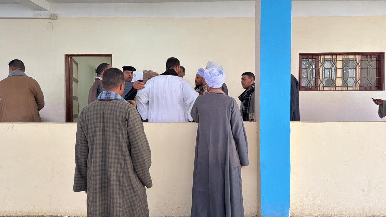 إقبال الناخبين للإدلاء بأصواتهم في لجنة مدرسة تعليم أساسي ببني حميل بسوهاج