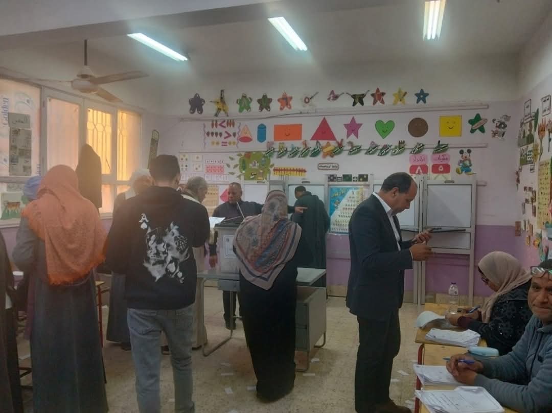إقبال كثيف في لجنة صفط الخمار بانتخابات مجلس النواب  بالمنيا