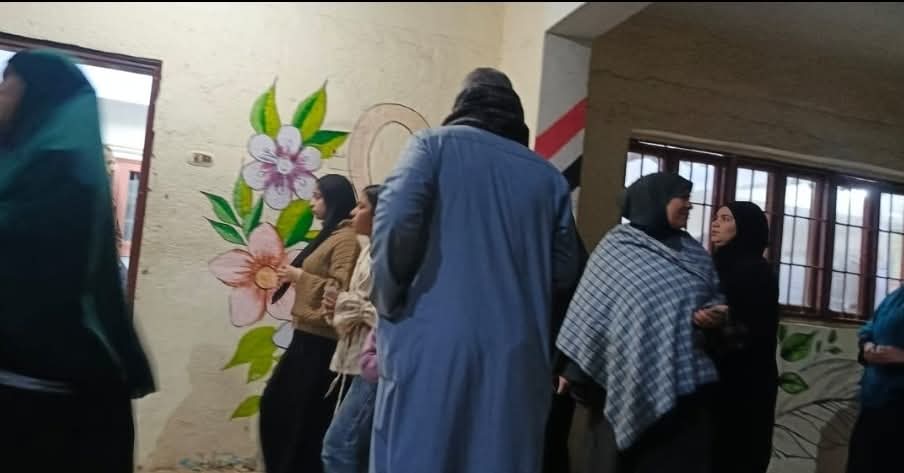 توافد ملحوظ للسيدات على مدرسة النائب مصطفى الهواري الإعدادية بنات بترسا في سنورس بالفيوم