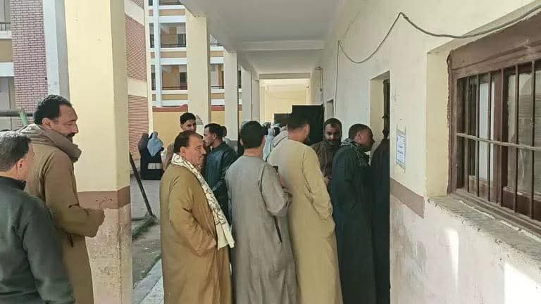 إقبال الناخبين في لجنة الأشمونين بمركز ملوي ضمن اليوم الثاني للتصويت