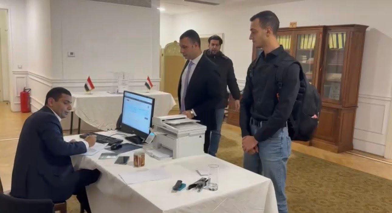 المصريون في أثينا يدلون بأصواتهم في انتخابات الدوائر المُلغاة